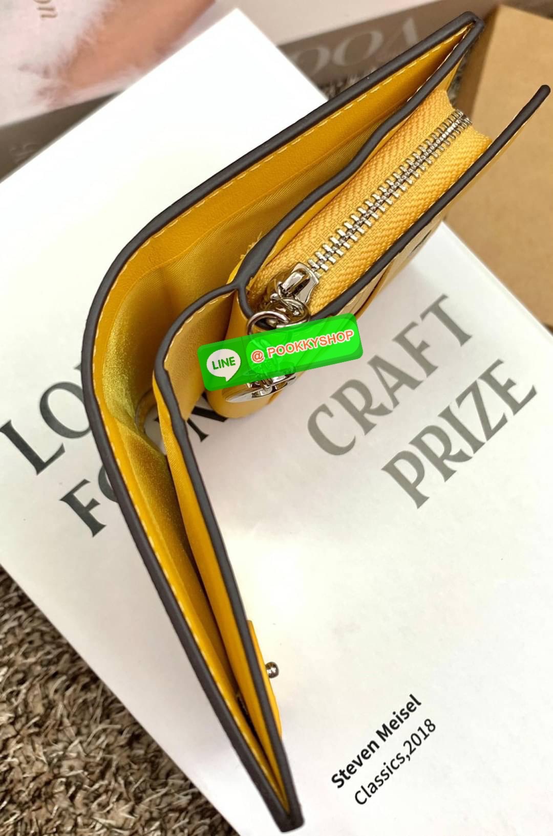 COACH SNAP WALLET ((8704//6941)) 🌍พร้อมส่ง ห้ามพลาด ก่อนหมดค่ะ! ✔️กระเป๋าเงินใบสั้น หนังแท้ แต่ละสีปริ้นลายได้สวยงาม แตกต่างกันไปค่ะ ✔️เปิด-ปิดกระเป๋าแบบกระดุม ภายในมีช่องใส่ธนบัตรตามยาว และช่องเสียบบัตร5ช่อง//มีช่องซิปแยกฝั่งห้อยด้ว