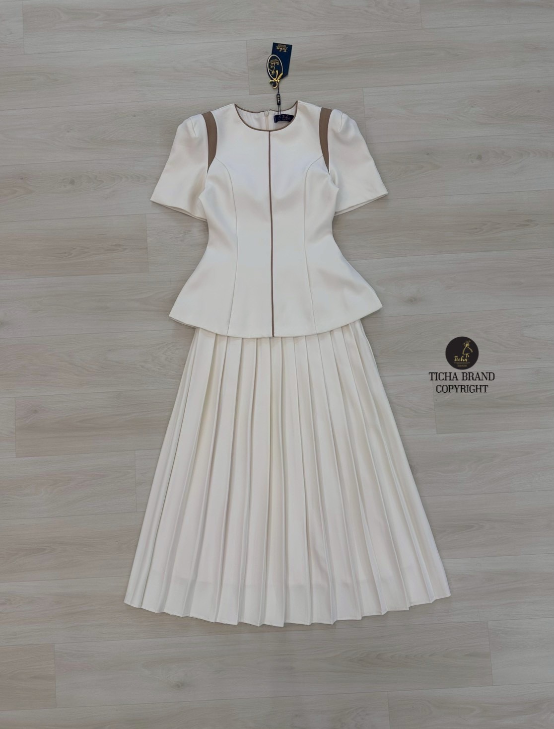 ชุดเซทแฟชั่น Set 2ชิ้น เสื้อ+กระโปรงยาว เสื้อแขนสั้นสีครีมคอกลมแต่งกุ้นสีน้ำตาลช่วงคอและตัวเสื้อ