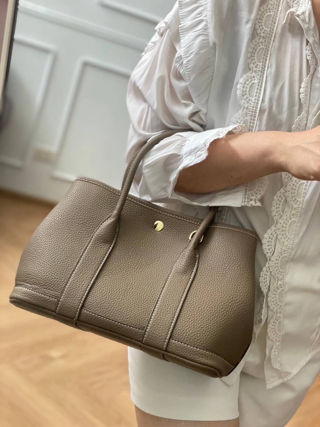 Restock อีกครั้ง รุ่น GD 30 cm หนัง PU premium Soft togo หนังนุ่ม สวยมากก จุของได้เยอะสุดๆ ภาพในสวยหรูบุเป็นผ้า Canvas ประกบฐานด้วย PU premium งานคัตติ้งสวยมาก มาพร้อมกับเซตกระเป๋าผ้า Canvas อีก 1 ใบ และสายสะพาย 2 เส้น คุ้มมสุดด