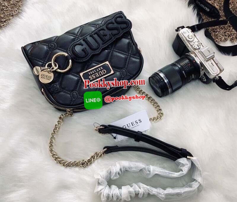New arrival !! GUESS CROSSBODY// SHOULDER BAG กระเป๋าสะพาย วัสดุหนังเดินด้ายแบบนวม เย็บลายแบรนด์ หนังนิ่มมือดีมากๆค่ะ ด้านหน้าตืดแผ่นโลโก้แบรนด์มาให้ มีช่องซิปหลักให้2ช่อง สามารถใส่กระเป๋าสตางค์ใบสั้นได้;มือถือได้ทุกรุ่น มีช่องซิปใส่ของจุกจิก พร้อมช่องเสี