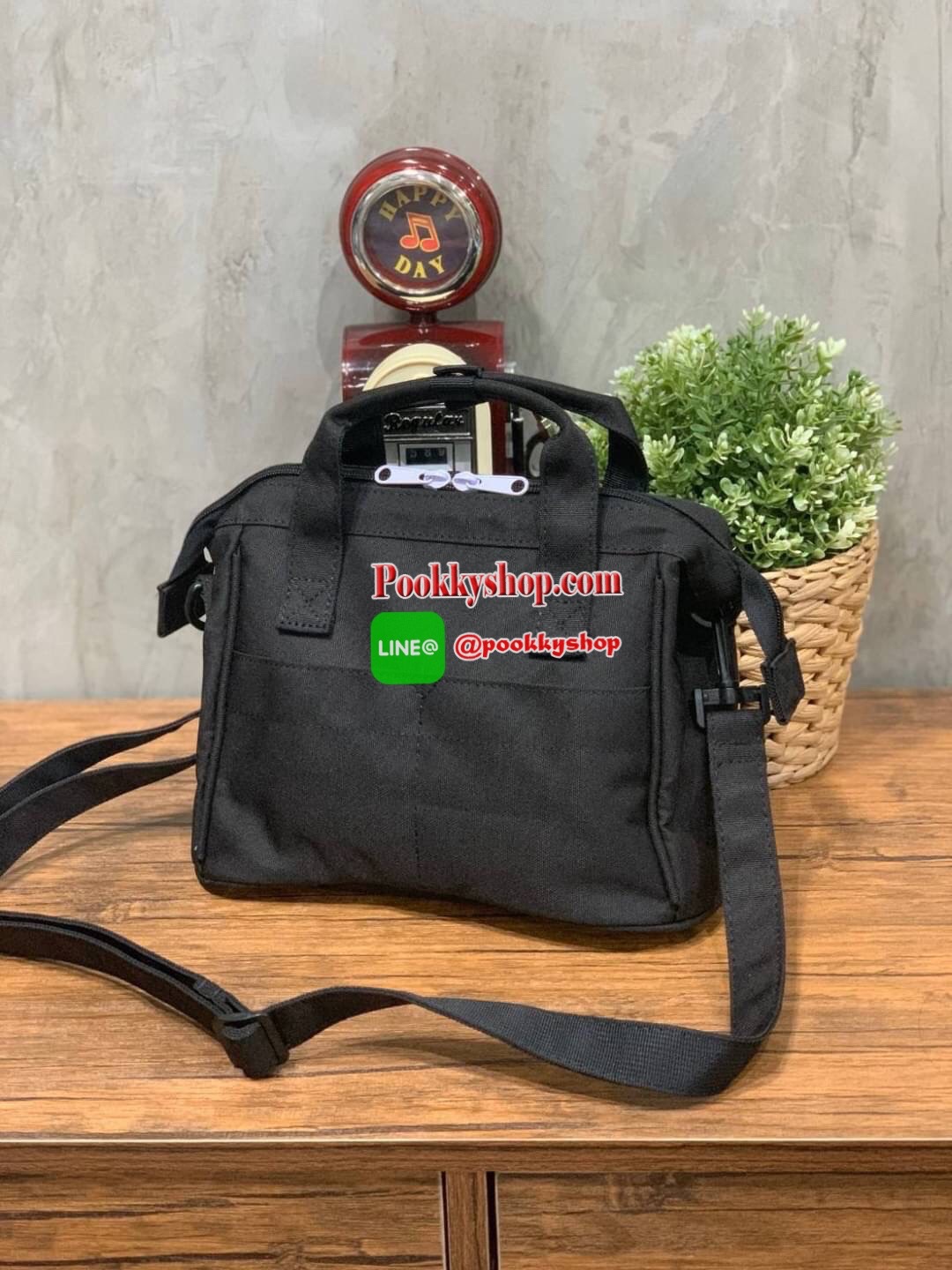 Anello X Peanuts 2 ways Boston regular size(Os-S044) ได้ Collaboration หรือเป็นการร่วมงานกับตัวการ์ตูนสุดคลาสสิคอย่าง Peanuts มานำเสนอโดยเอาคาแลคเตอร์ ในการใช้ชีวิตประจำวัน ที่เหมาะสม มาวางบนตัวกระเป๋า กระเป๋า anello (อเนลโล่) กระเป๋าเป้แบรนด์ของญี่ปุ่น ท