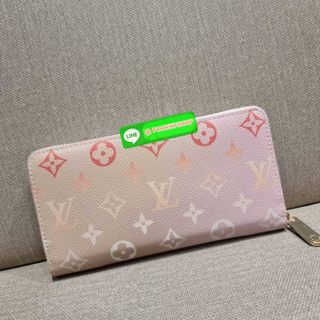 NEW IN!! LV long zip wallet with gwp กระเป๋าสตางค์พรีเมี่ยมกิ๊ฟ ดีไซน์ล่าสุด หวานๆสวยๆ น่าใช้มาก ใบยาวขนาดกำลังเหมาะมือ ถือแล้วขับผิว โดดเด่นด้วยสไตล์การไล่เฉดสีโทนละมุน ดูโดดเด่นไม่เหมือนใคร วัสดุหนังแคนวาส ทนทาน เปิด-ปิดด้วยซิปรอบ ภายในมีช่องใส่บัตรเยอะ