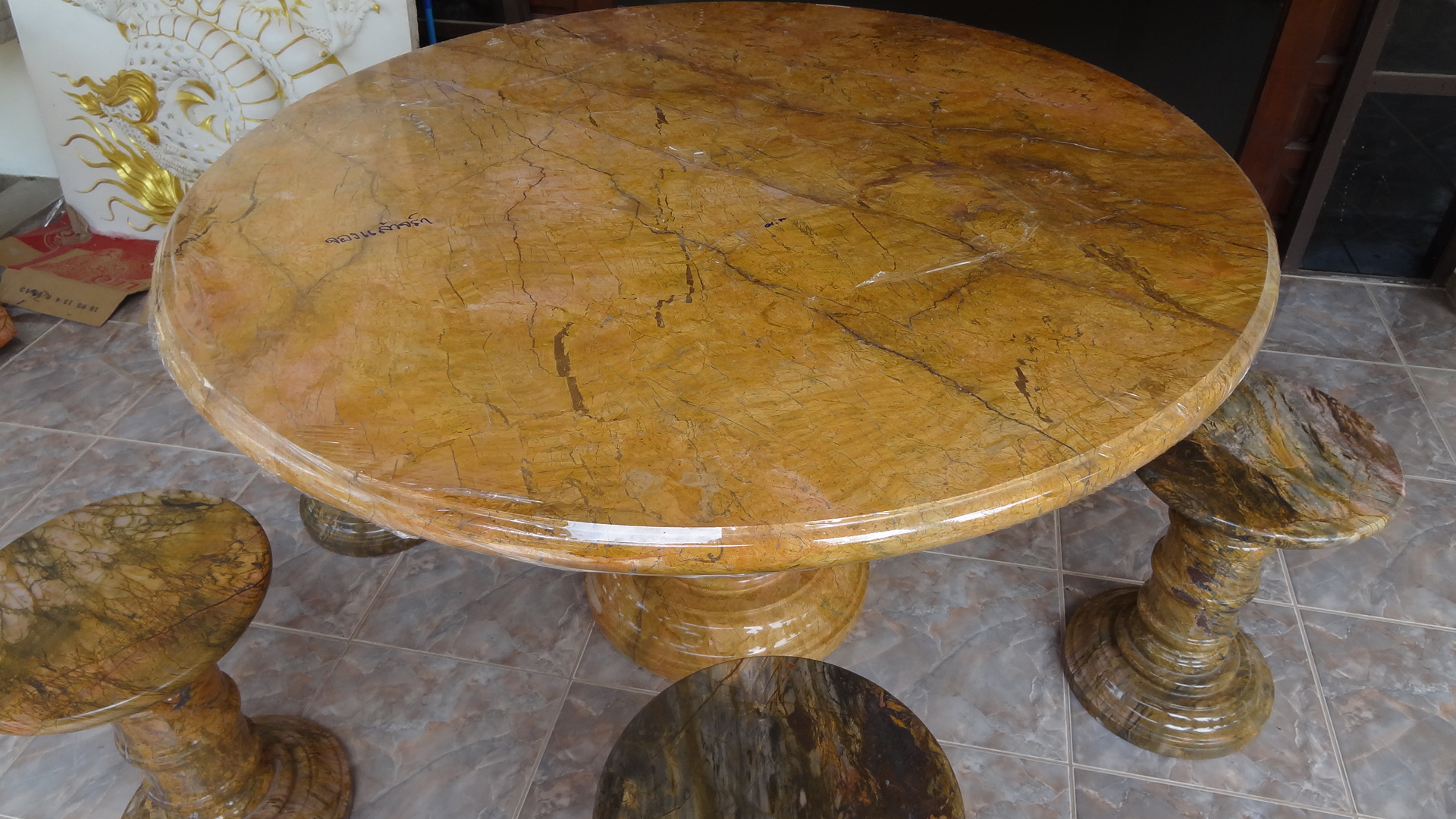 โต๊ะหินอ่อนสีเหลืองลายไม้ขนาด 140 เซนติเมตร เก้าอี้ 6 ตัว โต๊ะสูง 80 เซนติเมตร