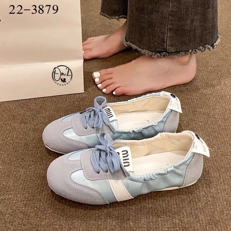 รองเท้าผ้าใบสไตล์ Miu miu แต่งสายคาดสปอต มี ผูกเชือกกรุบกริบ งานจริงน่ารักมากเป็นหนังนิ่มใส่สบายสุดสุด