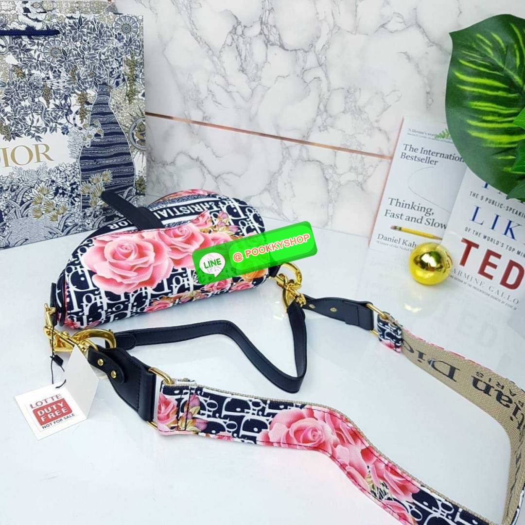 CHRISTIAN DIOR BAG VIP GIFT WITH PURCHASE (GWP) จาก CHRISTIAN DIOR DUTY FREE COUNTER (D4352) กระเป๋าสะพายดีไซน์เก๋ ลุคหรูหรา หรือลุคในวันสบายๆก็เอาอยู่ แมทได้ทุกลุคจริงๆ ดาราเซเล็ปทางฝั่งฮอลลิวู้ดเลิฟกันมากนะไอเทมนี้ จะถือเก๋ๆก็รอด หรือสะพายครอสบอดี้ก็เริ