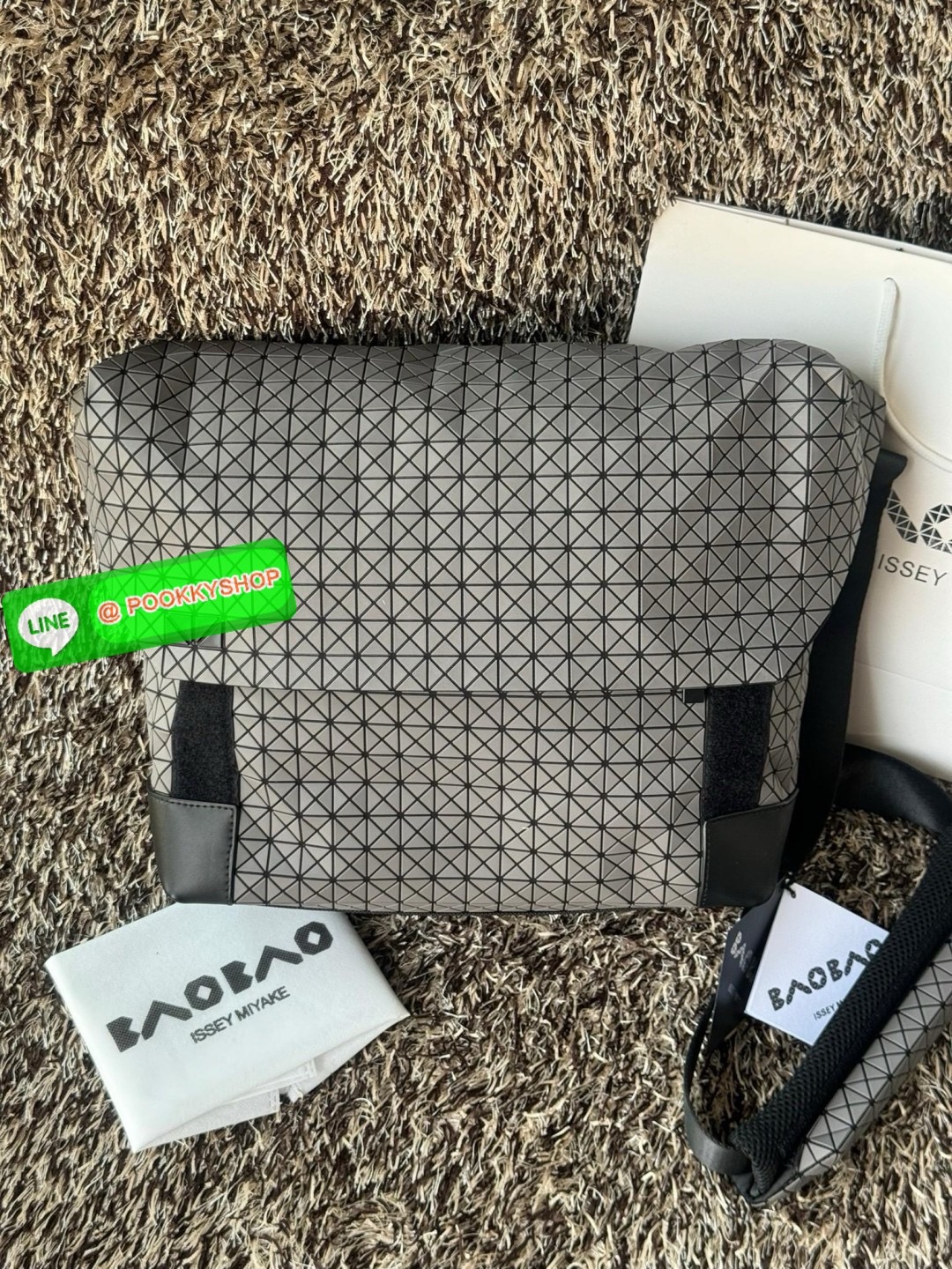 💕Baobao issey miyake Sling shoulder bag ดีไซน์เอกลักษณ์เฉพาะตัว ใส่ของได้เยอะ ช่องกระเป๋าเป็นระเบียบ โดยโดดเด่นด้วยแผ่นรูปสามเหลี่ยมอันเป็นซิกเนเจอร์ในการจัดเรียงสลับกัน รุ่นนี้ยังมีจุดเด่นในเรื่องคุณสมบัติการใช้งาน ภายในมีช่องบุหนาสำหรับใส่โน้ตบุ