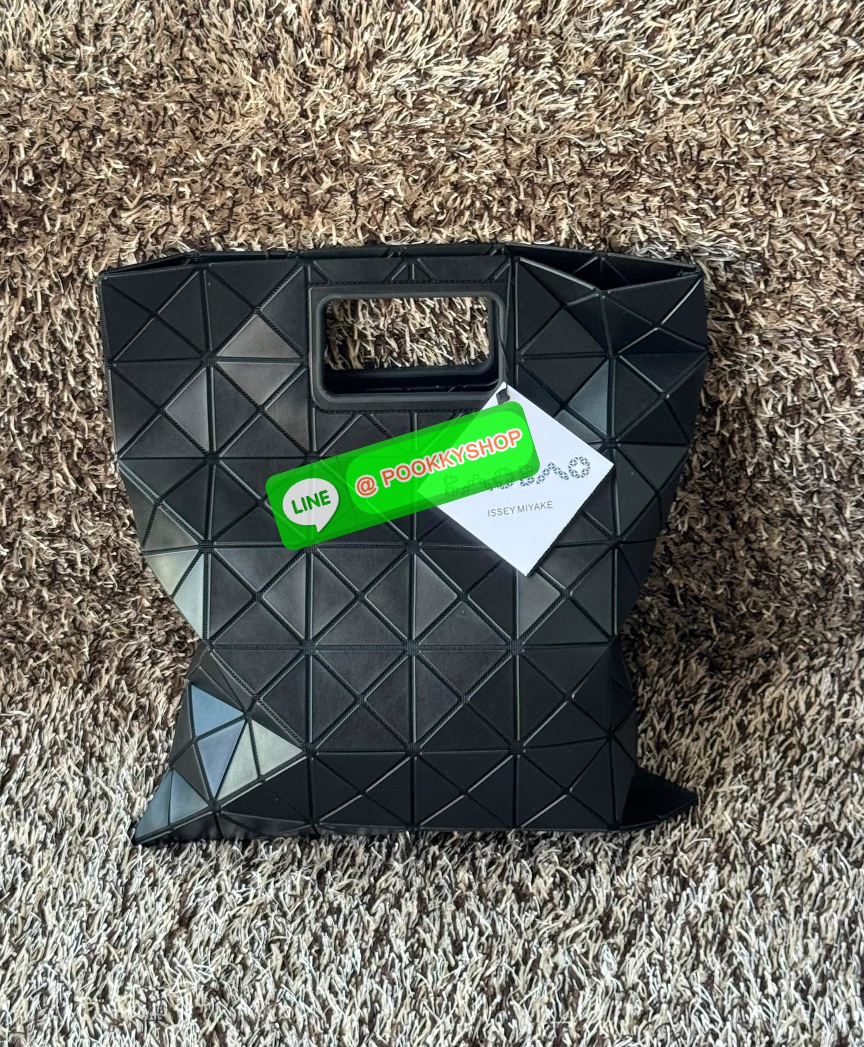 Baobao Issey Miyake large Bocca matte-finish tote bag BOCCA MATTE เป็นกระเป๋าถือรูปแบบใหม่ที่มีด้ามจับด้านในที่ช่วยให้กระเป๋าวางอยู่บนแขนหรือข้อมือได้อย่างนุ่มนวล เป็นกระเป๋าถือขนาดใหญ่นี้มีกระเป๋าด้านในพร้อมซิปที่ช่วยให้จัดเก็บได้อย่างปลอดภัย สามารถใส่แล