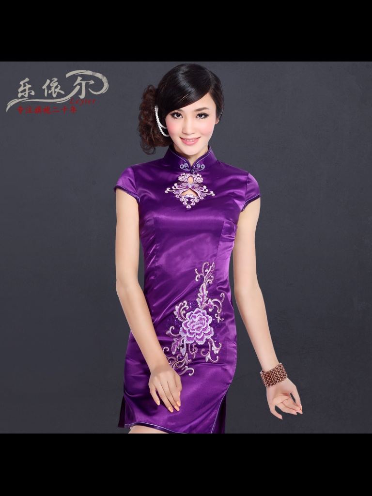 ชุดกี่เพ้าสั้น สวยหรูสีม่วง งานเนี๊ยบ ประณีต พร้อมลายปักดอก ที่ปราณีตบรรจง เหมาะสำหรับออกงาน ต่างๆ ตัวผ้าเป็นผ้าไหม แบบจีน เนื้อมันในตัวไสตล์ผ้าไหม สวยหรู ดูใีระดับมากๆ คะ สินค้าจริง เหมือนในภาพตัวอย่าง 100%