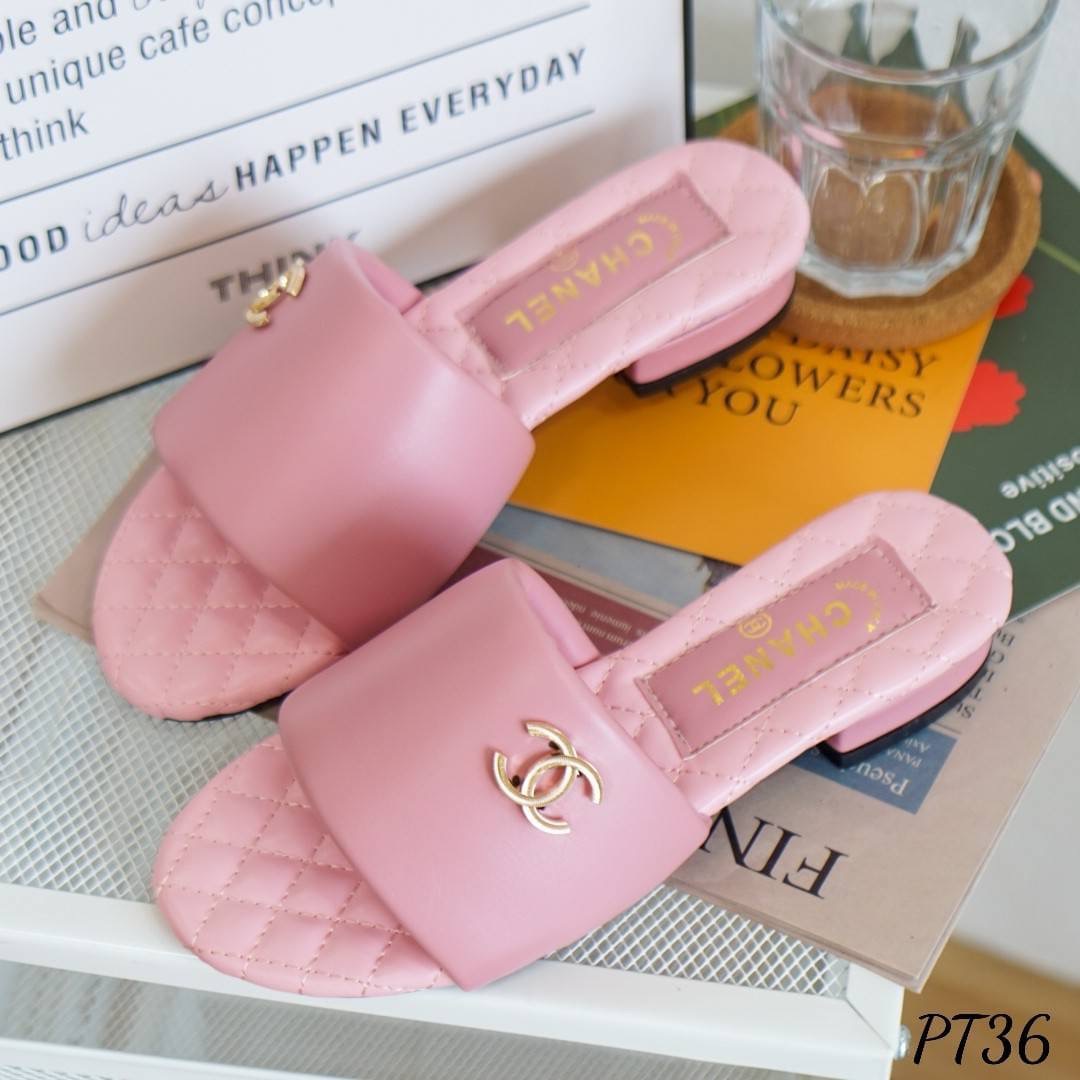 พร้อมส่ง NEW คอลเลคชั่น 2022!! รองเท้าส้นสูง 1 นิ้ว งานทรงสวม ร้านจะบอกให้ทราบว่า รุ่นนี้ นุ่มมากกกกก นุ่มทุกส่วนเลย ไม่ว่าจะบริเวณหน้าสวมที่ร้านเน้น ใช้วัสดุเกรดคุณภาพดี พื้นบุนวมเดินด้ายตาราง ใส่เดินสบายมากๆ รองรับสาวๆที่หน้าเท้ากว้าง สามารถใส่ได้นะคะ ท