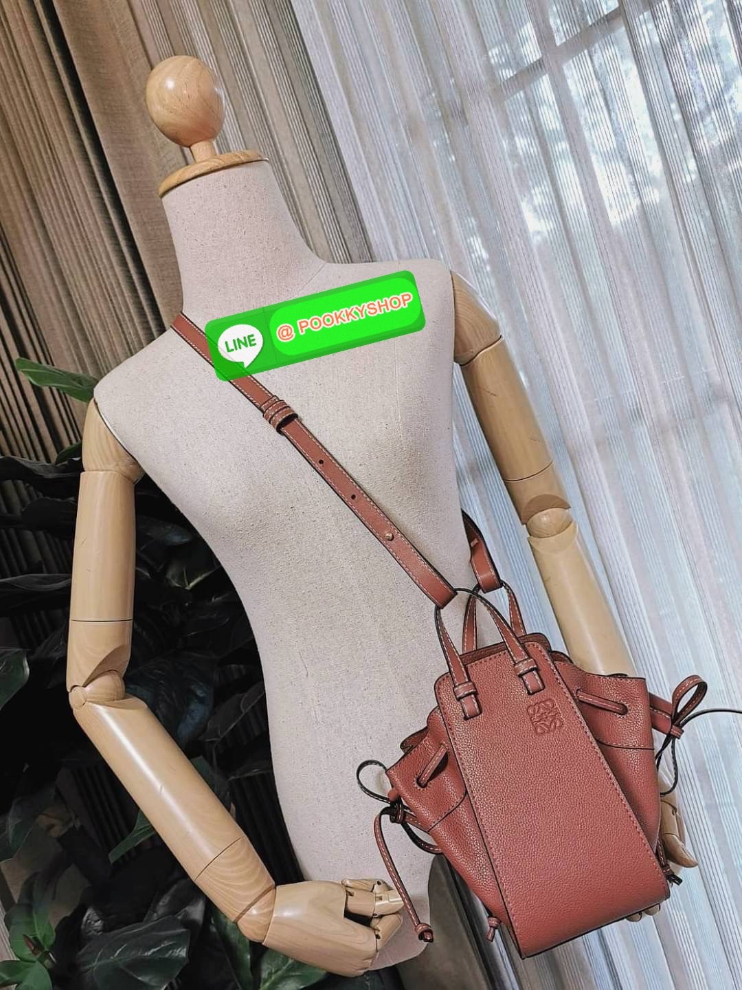 ✴️ห้ามพลาด!✴️LOEWE HANDLE & SHOULDER BAG GIFT WITH PURCHASE (GWP) กระเป๋าถือหรือสะพายหนังแท้พรีเมี่ยมกิ๊ฟ Limited จาก LOEWE PERFUME DUTYFREE รุ่น Rare items สุดๆวัสดุหนังแท้ Calfskin หนังสวยดีไซน์คงเอกลักษณ์แบรนด์ สามารถปรับใช้ได้หลายทรงด้าน