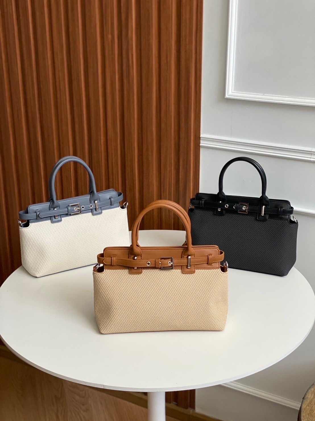 Danielle - Pu premium กระเป๋าหนังพียู งานตัดเย็บเนี้ยบมาก ทรงสวย คุณภาพดี น้ำหนักเบา จุของเยอะ สายสะพายยาว 1 เส้น ใส่ ipad ได้