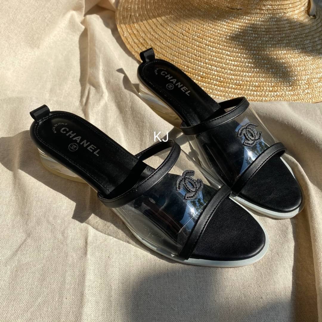 พร้อมส่ง แบบขายดี รีพีทรอบ 2 รองเท้าแตะส้นใส งานชนช้อปนะคะ chanel พื้นบุนุ่ม หน้าใสปักโลโก้ สวยมากคะ **ถ่ายจากสินค้าจริง***