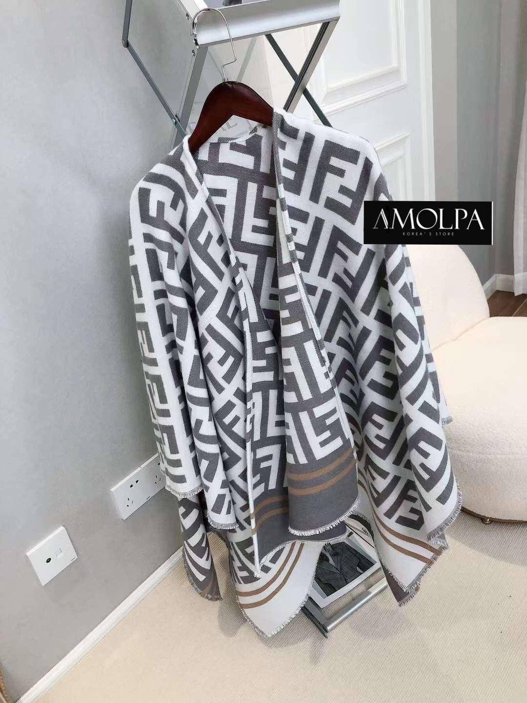 มาต่อที่ ACCESSORIES ผ้าพันคอ FENDI ผ้าหนานุ่มแน่นๆ เนื้องานละเอียด เกรดพรีเมียม ค่า ห้ามพลาดเลยน๊า