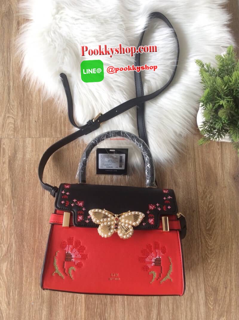 จัดส่งฟรี EMS ทั่วไทยค่ะ พร้อมส่ง LYN New Collection 2018 รุ่น FLORENCE M กระเป๋าถือ / สะพาย Size M วัสดุหนังเรียบ ตัวกระเป๋าปักลายสวยงาม ประดับด้วยตัวผีเสื้อ อะไหล่ทอง ด้านหน้าปั้มโลโก้แบรนด์ มีหมุดรองฐาน 4 มุม ปิดเปิดด้วยกระดุมแม่เหล็ก ภายในมีช่องใส่มือ