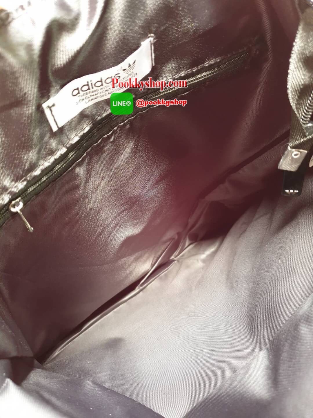 adidas shopping bag ลายปัก กระเป๋าถือด้านหน้าปักโลโก้แบรนด์ รุ่นนี้เปิดปิดด้วยช่องซิป ด้านหลังเรียบ ขนาดกำลังดี วัสดุกันน้ำ รุ่นนี้ใส่ของได้เยอะค่ะ คุ้มๆ กับสาวก adidas แบบสปอร์ต อย่าพลาดน๊า