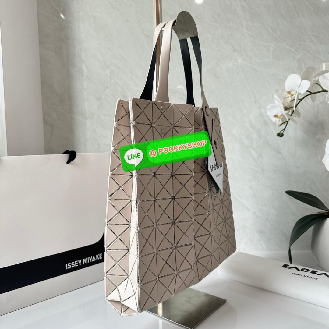 BAO BAO PRISM PLUS Handbag (Large) 🔖กระเป๋าถือจากแบรนด์ BAO BAO ISSEY MIYAKE ดีไซน์คลาสสิกทรงสี่เหลี่ยม มาพร้อมลวดลายสามเหลี่ยมที่มีมิติ 🔖วัสดุ: โพลีเอสเตอร์ ผสมหนัง 🔖 ปากกระเป๋าเปิด ซับในเป็นไนลอน มีช่องกระเป๋าด้านในและหูหิ้วกระเป