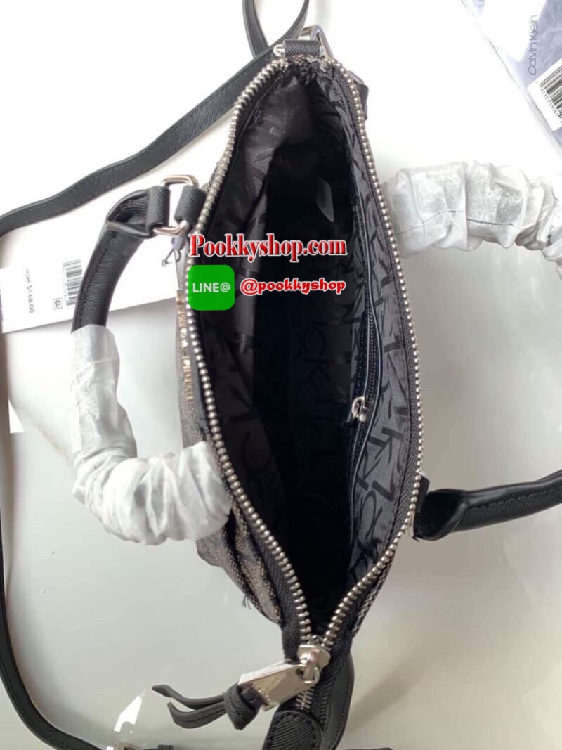 New arrival !!! Calvin Klein Crossbody Bag กระเป๋าถือหรือสะพายรุ่นยอดนิยม วัสดุ PVC คุณภาพดี น้ำหนักเบา ตัวกระเป๋าออกแบบลาย CK ทั้งใบ ด้านหน้าประดับด้วยโลโก้แบรนด์สุดหรู เปิด-ปิดกระเป๋าด้วยซิปสะดวกใช้ ด้านในโล่งกว้างมีช่องซิปและช่องเล็กสำหรับใส่ของ ใส่กระ