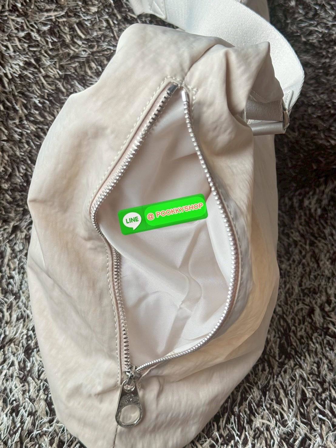 Kipling Eanna Zip กระเป๋าสะพายไหล่ดีไซน์ที่มาพร้อมสไตล์แบบจัดเต็ม เป็นแอคเซสเซอรีที่เข้ากับลุคไหนก็ได้อย่างลงตัว มาพร้อมช่องหลักปิดซิป ช่องจัดระเบียบด้านใน ช่องด้านข้าง รวมถึงช่องใส่ปากกาและสายคล้องกุญแจ เพิ่มความเป็นระเบียบสูงสุดในทุกการใช้งาน