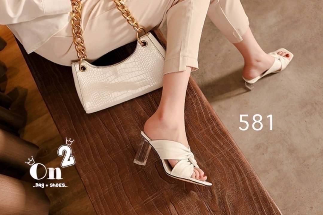 รองเท้าส้นสูง ส้นแก้วดีไซน์หน้าไขว้หนังนิ่มพื้นช่วงหน้าหัวตัดใส่แล้วช่วยให้เท้าดูขาวเรียวสวย มา 2 สีค่ะ