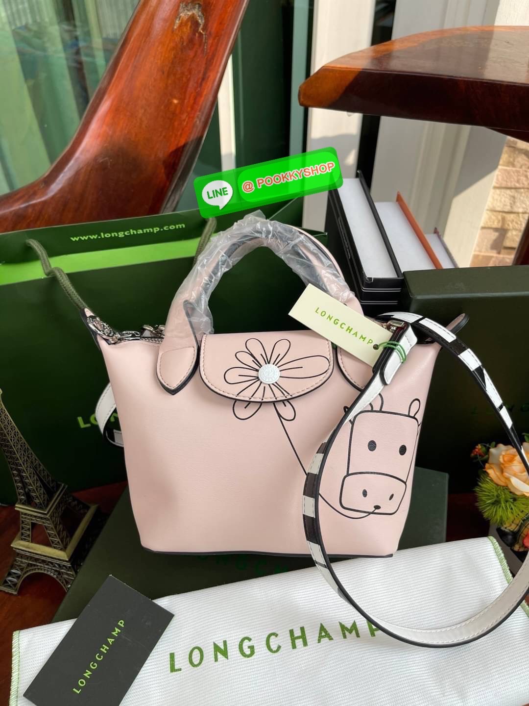 Longchamp Year of OX LE PLIAGE CUIR TOP HANDLE BAG XS Celebrate 2021! ต้อนรับปีวัวด้วยคอลเล็คชั่นพิเศษ วัสดุหนังเมทิส (Metis) หรือหนังแกะเนื้อนุ่มมาพร้อมหูจับขนาดสั้นเหมาะถนัดมือ กระเป๋าทรงไอคอนนิกพร้อมลวดลาย animation สุดน่ารักตรงยุคสมัย เอาใจผู้ที่ชื่นช