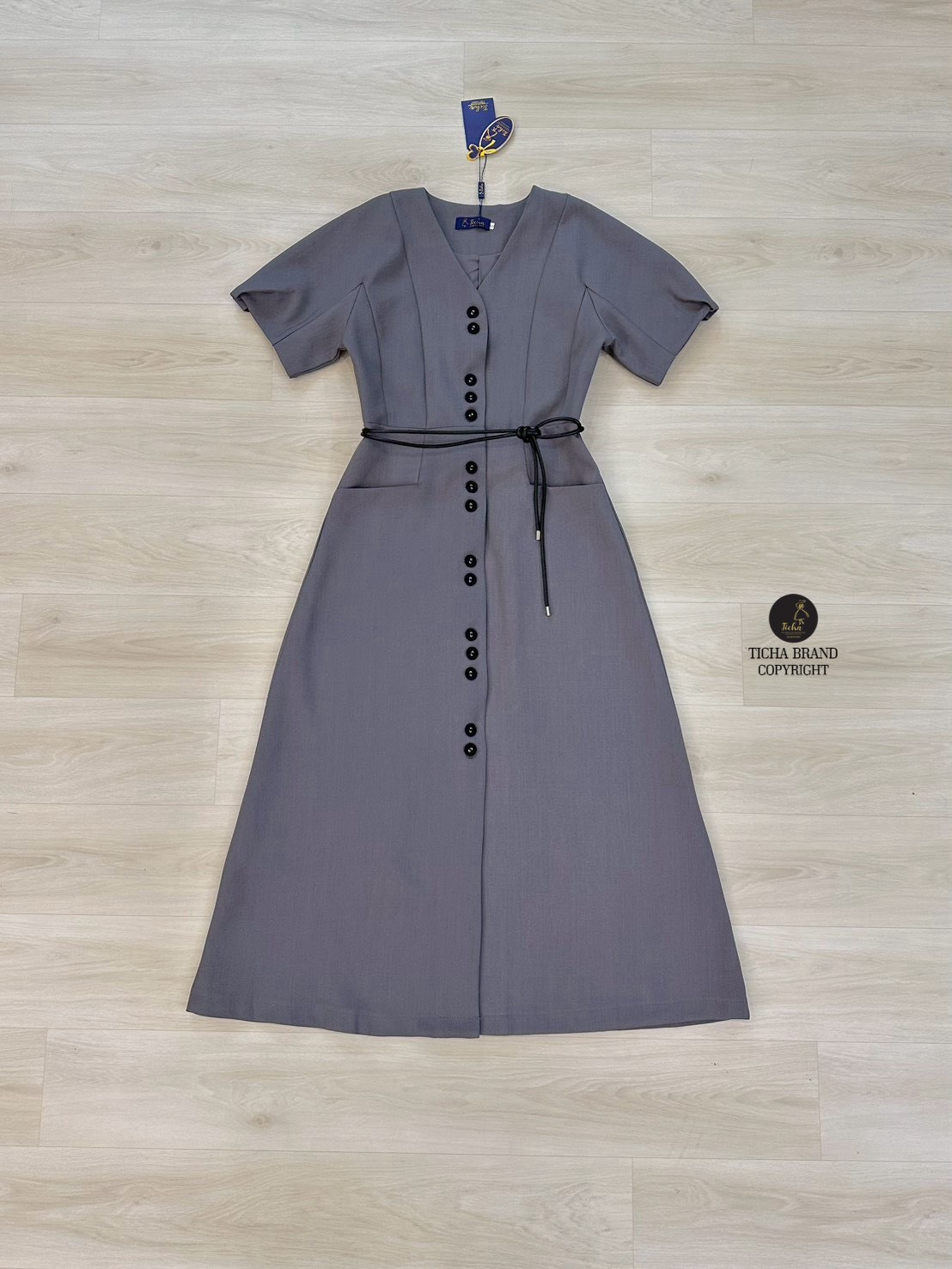 เดรสแฟชั่น เดรสยาวสีเทาคอวี แขนสั้นทรงโอเวอร์ไซส์ ดีเทลแต่งกระดุมหน้ายาว มาพร้อมเชือกผูคกคาดเอว