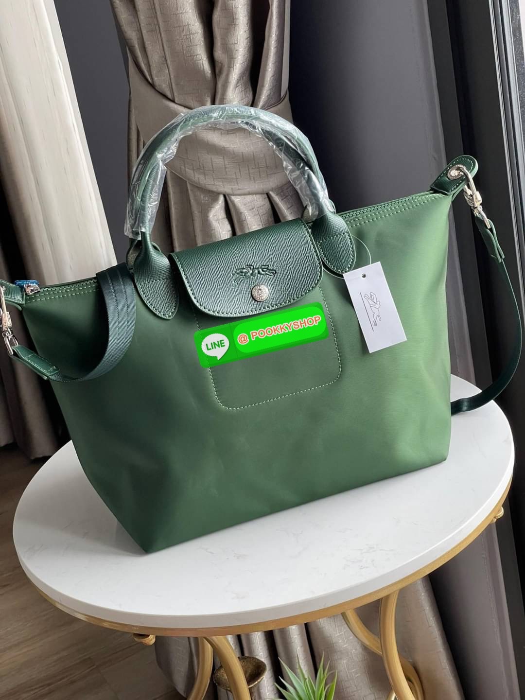 Longchamp Le Pliage Neo Size M มาพบกับกระเป๋ารุ่นยอดนิยม ที่สาวๆ ต้องมีไว้เก็บไว้สักใบ กระเป๋าโท้ทใบนี้ มาพร้อมกับสีที่มีสไตล์เรียบง่าย มีสายสะพายยาวช่วยให้คุณสามารถสะพายไหล่ได้อย่างสบาย ในขณะที่ที่ปิดแบบซิปช่วยให้คุณมั่นใจได้ว่าของด้านในมีความปลอดภัย Le