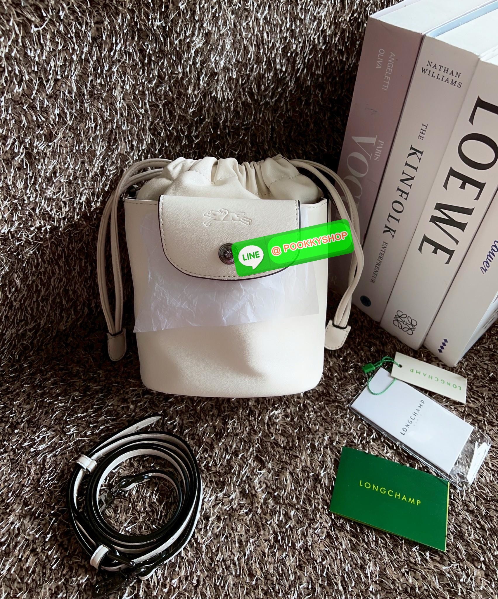 NEW ARRIVAL! LONGCHAMP LE PLIAGE XTRA XS BUCKET BAG ต้องบอกก่อนว่ารุ่นนี้เป็นรุ่นที่ใช้ออกมาแล้วไม่มีคำว่าผิดหวัง ออกแบบมาสวยแบบตัวแม่เลยค่าา 🔖พร้อมส่งทันที! กับกระเป๋าทรงบัคเกต หนังแท้smooth leather อย่างดี ใบกลางเจ้าลำตัวแล้วสวยมากก