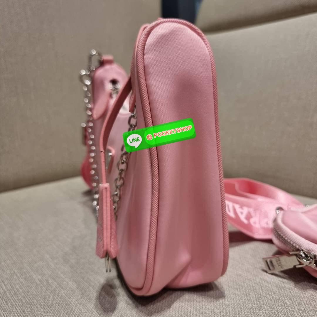 PRADA RE-EDITION 2005 RE-NYLON SHOULDER BAG ไอเท็มสุดปัง ที่ฮิตตลอดกาลไม่ว่าจะปีไหนๆ จัดให้ครบทั้งสีขายดีและสีใหม่ล่าสุด ที่สายคุณหนูห้ามพลาด!! กับกระเป๋าสะพายทรงคลาสสิค เหมาะเป็น everyday bag มากๆ วัสดุผ้าไนล่อนคุณภาพ พร้อมใบลูก ไว้ใส่เหรียญ ใส่กุญแจได้ส