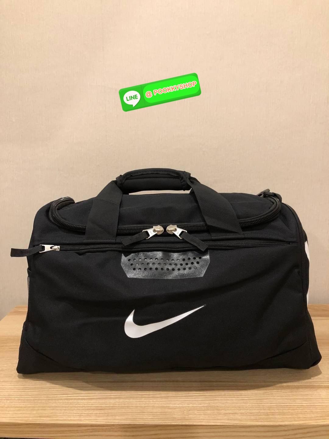 NIKE GYM BAG กระเป๋ายิมและกระเป๋าเดินทางสารพัดช่องที่มีพื้นที่ให้คุณเก็บของมากมาย ไม่ว่าจะช่องซิปคู่หลักที่กว้างใหญ่ สำหรับใส่เสื้อผ้าเดินทางได้หลายชุด ปลอดภัย ช่องรองเท้าแยก และช่องใส่ของด้านในสำหรับเก็บของมีค่า สายคล้องไหล่คู่และสายสะพายไหล่ถอดเก็บได้สา