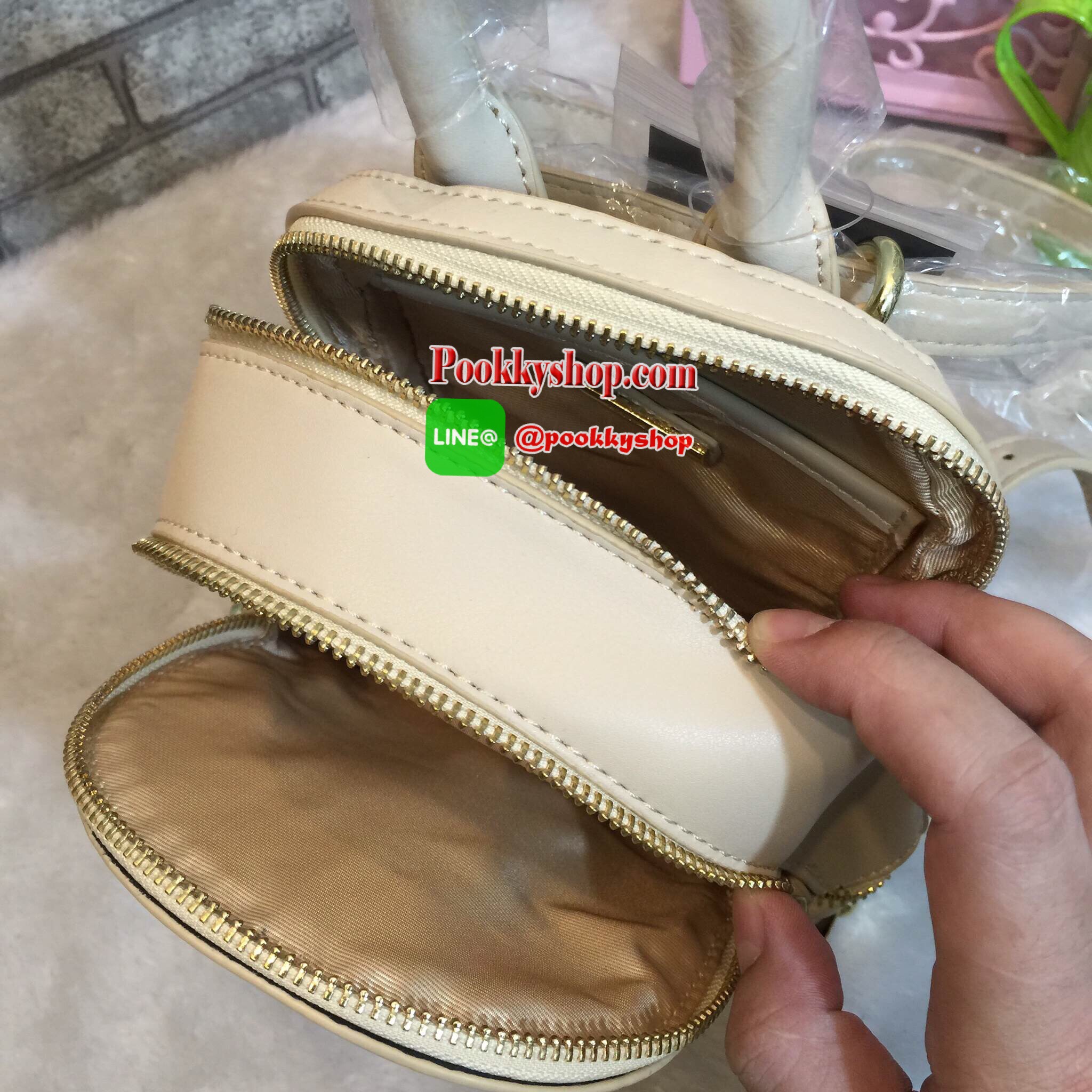 เป้ LYN EVITA BACKPACK กระเป๋าสะพายหลัง ยี่ห้อ LYN แท้ รุ่นใหม่ชนชอป 2017 กระเป๋าเป้ขนาดกะทัดรัด วัสดุหนังPU มุมกระเป๋าทั้ง4มุมและฐานด้านล่าง มีโลหะและหมุดสีทองทั้งสีด้าน ทำให้ตั้งอยู่ทรงได้ง่ายขึ้น หัวซิปปั้มโลโก้ทุกจุด มีช่องซิป2ช่องใหญ่ ยังมีด้านหน้าแต