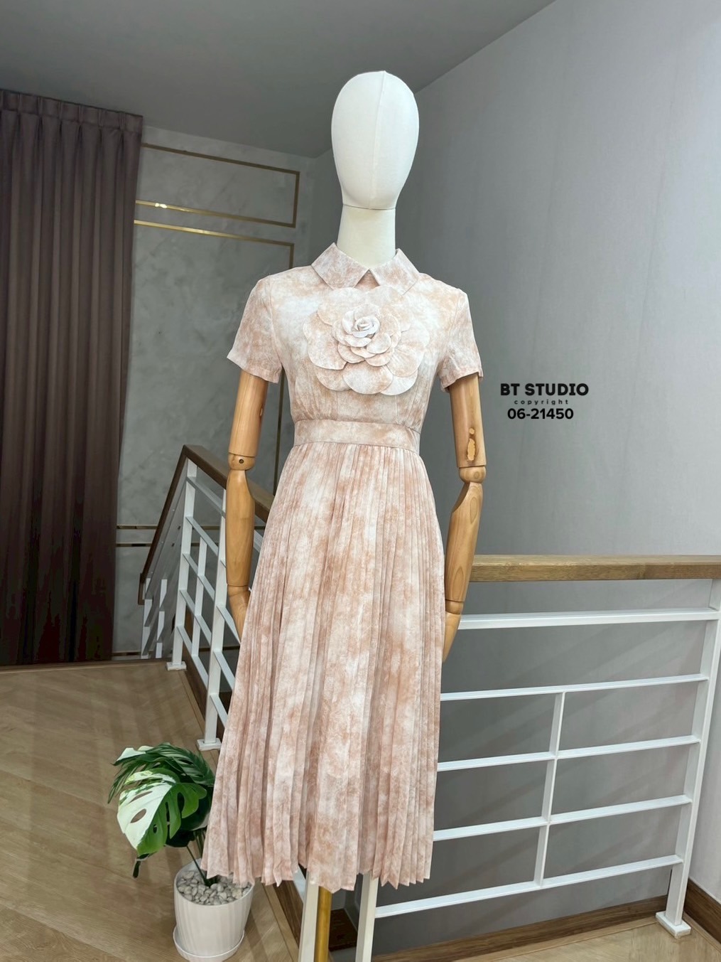 เดรสแฟชั่น เดรสยาวคลุมเข่าแขนสั้นคอปกตัดต่อกระโปรงอัดพรีท