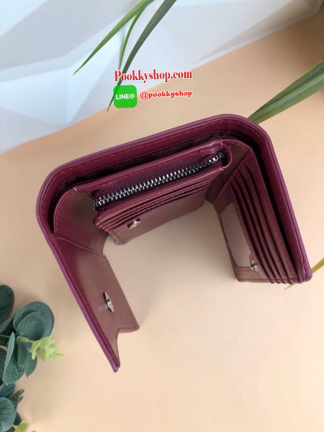 CHARLES & KEITH CROC-EFFECT V-CUT FRONT FLAP WALLET กระเป๋าเงินใบกลางแบบ3พับ รุ่นใหม่ล่าสุด เปิดปิดแบบกระดุมแม่เหล็ก ด้านในมีช่องซิปเล็กใส่เหรียญ ช่องการ์ด 7 ช่องและช่องใส่รูป มีช่องตามยาว 2 ช่อง ใส่ธนบัตรได้ตามยาว ไม่ต้องพับเลยค่า รุ่นนี้จับกระชับมือ ขนา