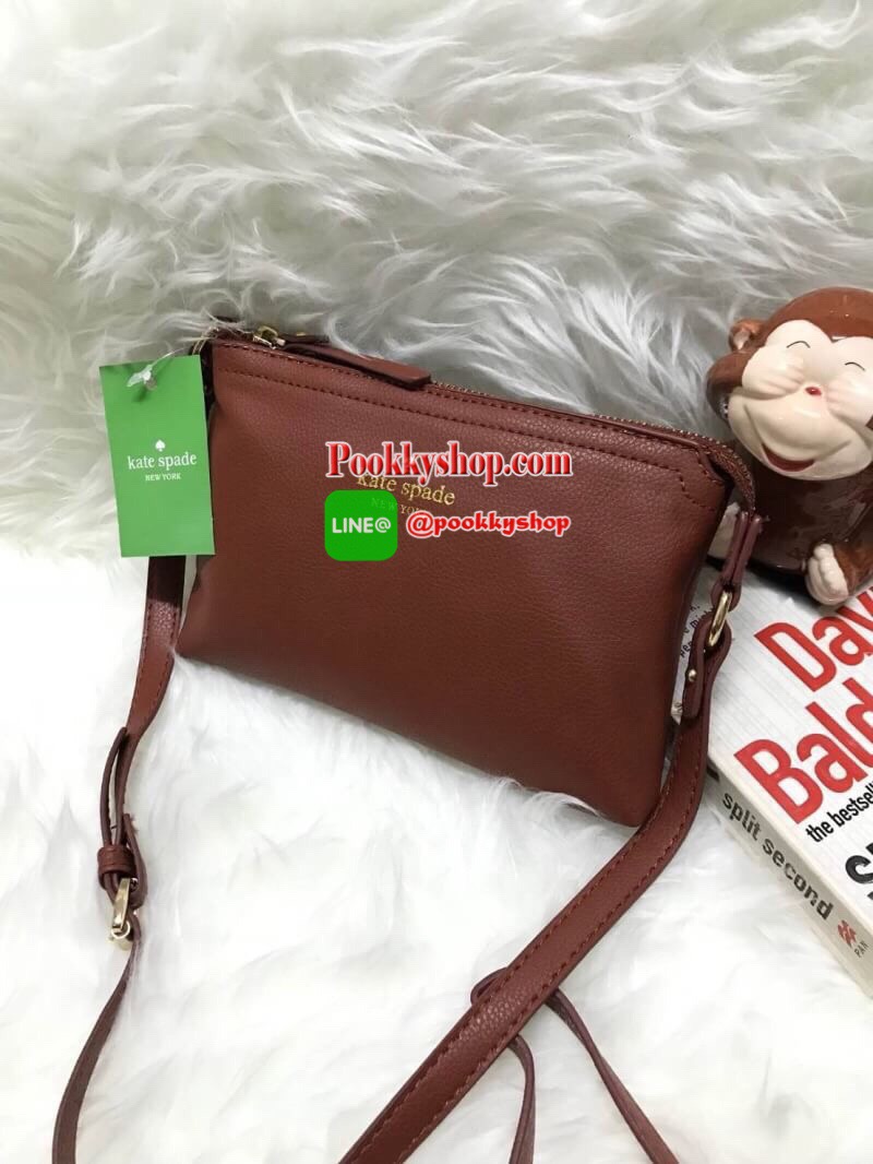 KATE SPADE MINI CROSSBODY BAG กระเป๋าสะพายข้างทรงครอสบอดี้ขนาดมินิ วัสดุหนังPu เปิดปิดด้วยซิปเดียวด้านบน ภายในสกรีนโลโก้แบรนด์ ในช่องใหญ่ยังมี1ช่องซิปเล็ก สามารถใส่ไอโฟนได้ กระเป๋าสตางค์สั้น และของจุกจิก มีความยาวสาย 109cm ปรับความยาวได้ ด้านหน้าปั้มโลโก้