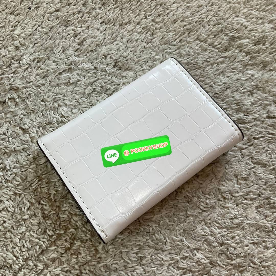 รุ่นใหม่ล่าสุด! GUESS SHORT WALLET กระเป๋าสตางค์ใบสั้นสองตอน วัสดุตัวหนังลายสวยหรูพิมพ์ลายทั้งใบ เปิดปิดด้วยกระดุม ด้านในบุผ้าปั้มแบรนด์มีช่องใส่รูป และใส่บัตรได้อีกหลายช่อง มาพร้อมช่องใส่ธนบัตรหนึ่งช่อง สวยคุ้ม สไตล์มินิ สำหรับคนไม่ชอบพกเงินเยอะ แนะนำใบน