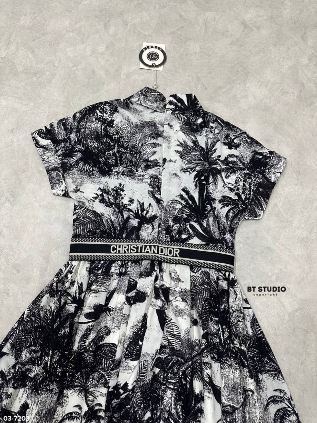 เซท 2 ชิ้น เดรสเชิ้ตทรงนี้ใส่สบายแขนสั้นคอปกกระดุมหน้า ปลายแขนพับ กระโปรงบานออก งานพิมพ์ลายทั้งชุดคมชัดงานสวยม๊ากกก มีซับใน มาพร้อมเข็มขัดแบรนด์ แมทซ์กันเอวี่เดย์เดรสลุคนี้เอาอยู่ค้าา