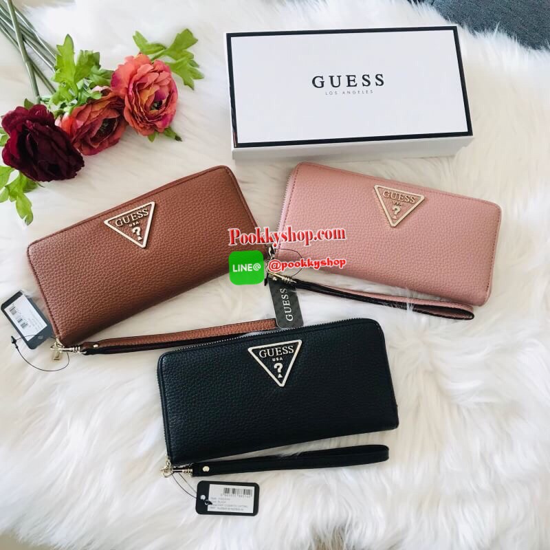 GUESS WOMEN'S LONG WALLET กระเป๋าสตางค์ใบยาวซิปรอบ วัสดุ PU คุณภาพดี นิ่ม น้ำหนักเบา ด้านหน้าประดับด้วยโลโก้แบรนด์สุดหรู ด้านในมีช่องเสียบการ์ด/บัตร/ธนบัตรและช่องซิปสำหรับใส่เหรียญ ด้านหลังมี1ช่องซิปใช้งาน มาพร้อมสายคล้องมือถือเป็นทรงคลัชท์ก็ได้ ราคา
