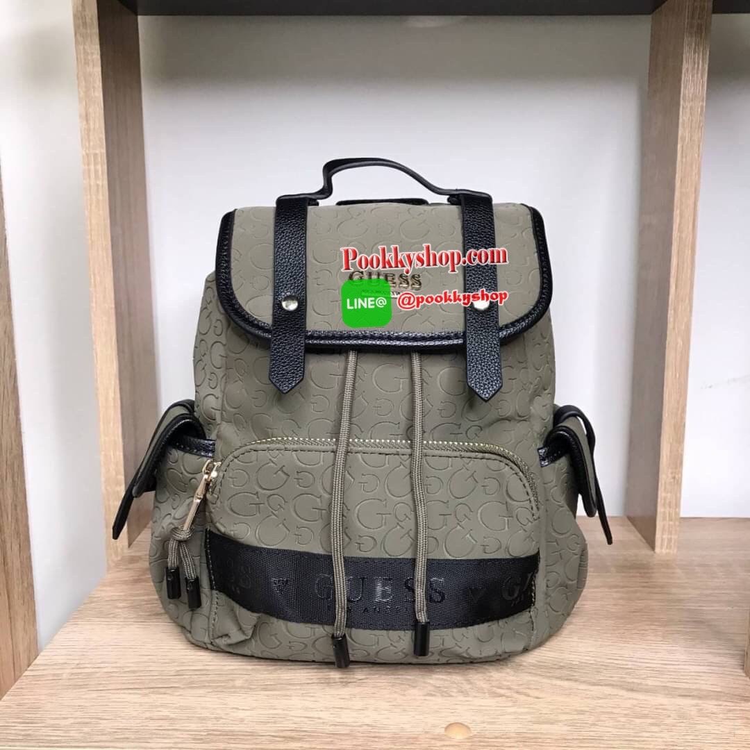 GUESS KACEE MINI LOGO BACKPACK. กระเป๋าเป้สะพายหลังขนาดกลาง ไม่เล็กไม่ใหญ่จนเกินไป น้ำหนักเบาใสของได้เยอะ มีช่องใส่ของหลายช่อง ช่องซิปหน้า1 ด้านข้างใส่ขวดน้ำได้ ช่องใหญ่ เปิดปิดด้วยสายรูด และกระดุมแม่เหล็ก ภายในซับด้วยผ้าสีเดียวกับกระเป๋า ภายในมีช่องซิปอี