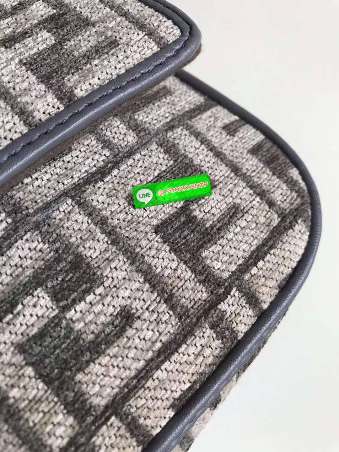 New Arrivals!!! Fendi Baguette Dark Gray FF Tapestry Fabric Bag กระเป๋าทรง Baguette ขนาดกลาง วัสดุผ้าเซนิล พร้อมลวดลาย FF สีเทาเข้ม ปิดท้ายด้วยรายละเอียดหนังแบบทูโทนและประดับด้วยตัวล็อค FF โดดเด่นด้วยฝาปิดด้านหน้าตัวล็อคแม่เหล็กช่องด้านในบุด้วยผ้าหนังกลับ