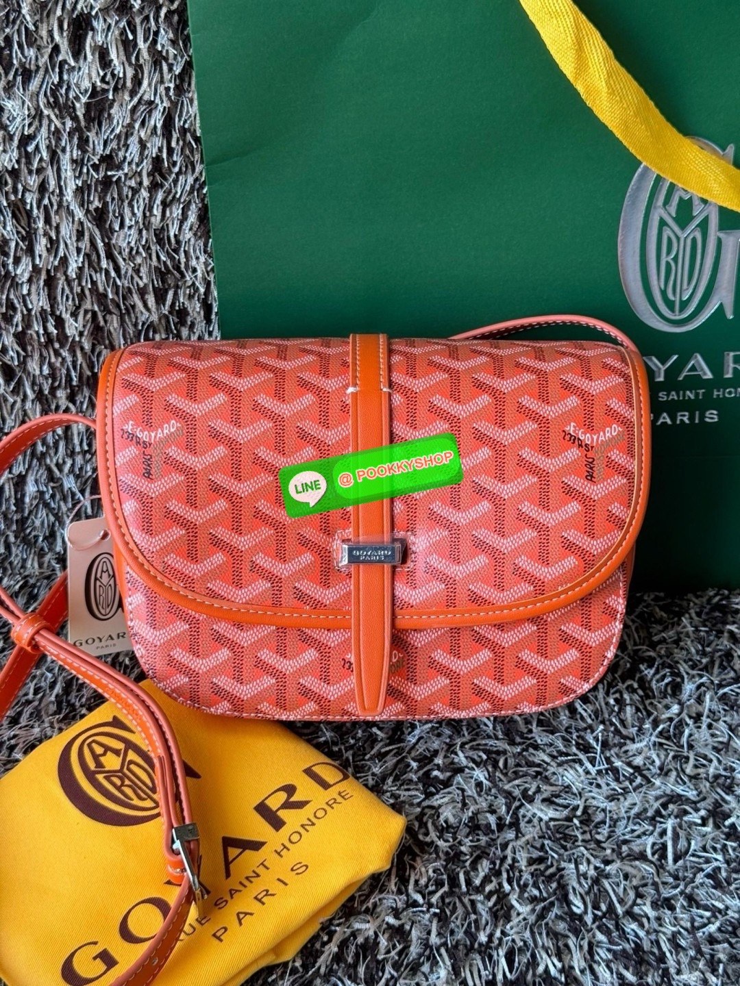 Goyard belvedere pm แบรนด์ดังจากฝรั่งเศส เรัยบหรูแต่ดูสง่า สะดุดตาด้วยลายเฉพาะตัว วัสดุที่นำมาตัดเย็บกระเป๋าเป็นวัสดุผ้าใบ Canvas ที่มีชื่อเรียกว่า “Goyardine” ซึ่งเป็นผ้าใบที่เป็นการผสมผสานระหว่างผ้าฝ้าย (Cotton), ผ้าลินิน (Linen) และ ผ้าป่าน (Hemp) ทำกา