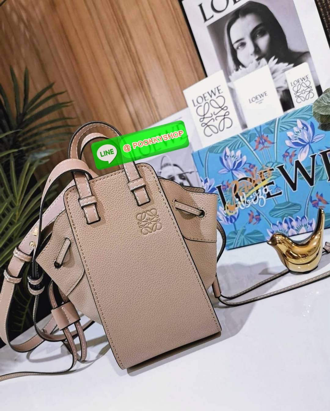 ✴️ห้ามพลาด!✴️LOEWE HANDLE & SHOULDER BAG GIFT WITH PURCHASE (GWP) กระเป๋าถือหรือสะพายหนังแท้พรีเมี่ยมกิ๊ฟ Limited จาก LOEWE PERFUME DUTYFREE รุ่น Rare items สุดๆวัสดุหนังแท้ Calfskin หนังสวยดีไซน์คงเอกลักษณ์แบรนด์ สามารถปรับใช้ได้หลายทรงด้าน