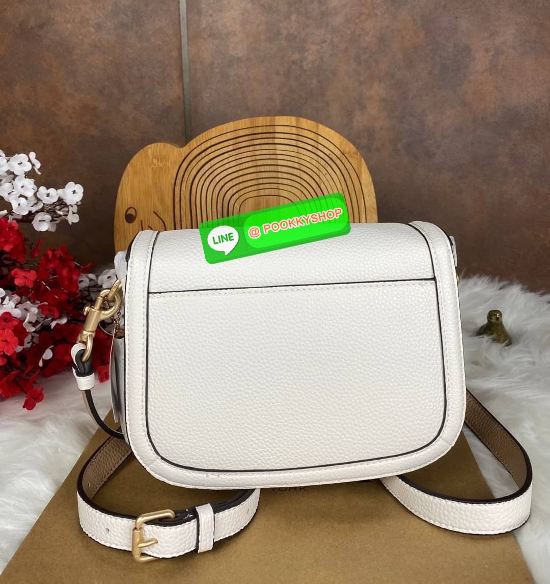 CoachSADDLE BAG WITH HORSE AND CARRIAGE (COACH C4058) หนังกรวดละเอียดภายในกระเป๋ามัลติฟังก์ชั่น กระดุมแม่เหล็ก ซับในผ้านอกกระเป๋าเปิด สายสะพายถอดได้ สายสะพายยาว 22" สำหรับสะพายไหล่หรือ crossbody