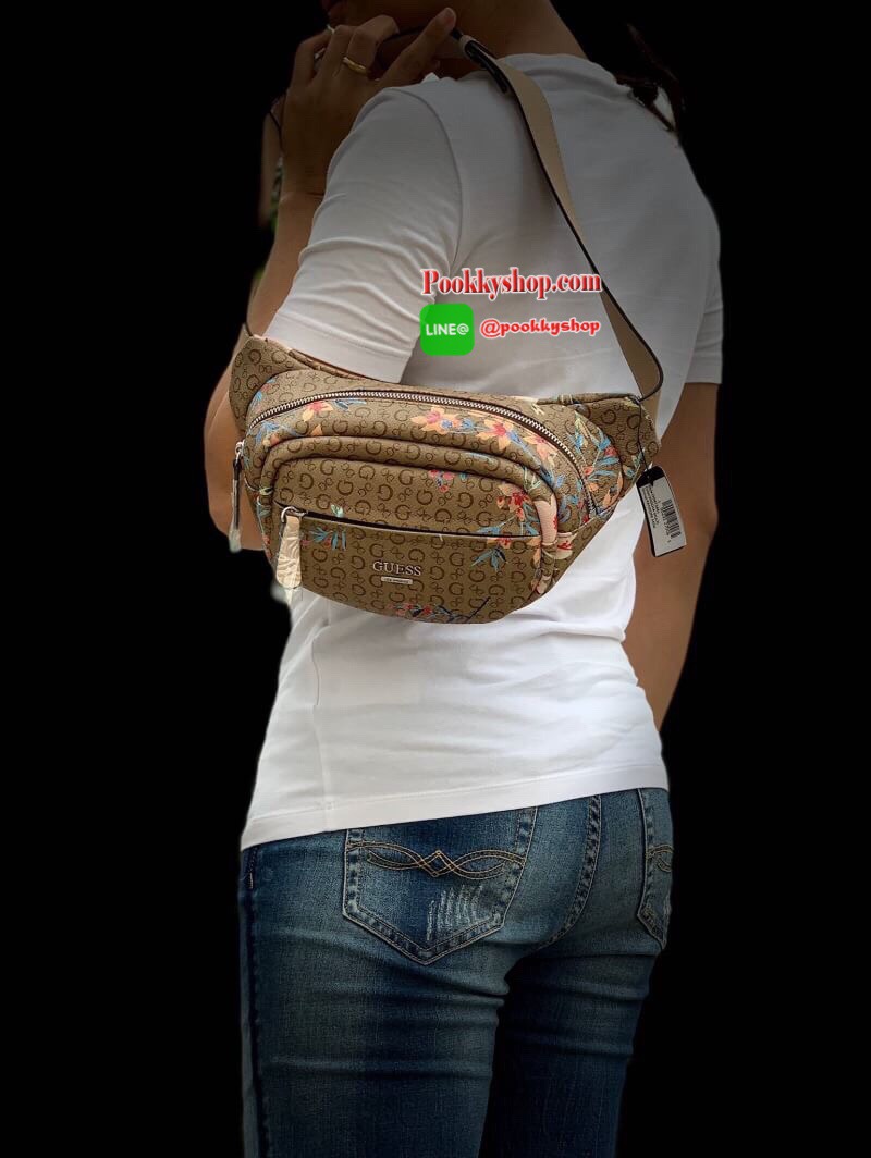 New arrival !! GUESS G LOGO FANNY PACK BELT BAG พร้อมส่ง รุ่นแนะนำเลยค๊าา กระเป๋าคาดเอว//คาดอก ได้ วัสดุ pvc อย่างดี หนังนิ่มดีมากค่ะ ตัวกระเป๋าออกแบบลาย G ทั้งใบ ผสมลาย multi floral เข้ามาได้สวยงามน่าใช้มากๆค่ะ ด้านหน้ามีโลโก้แบรนด์ และช่องซิปเล็กสำหรับใ
