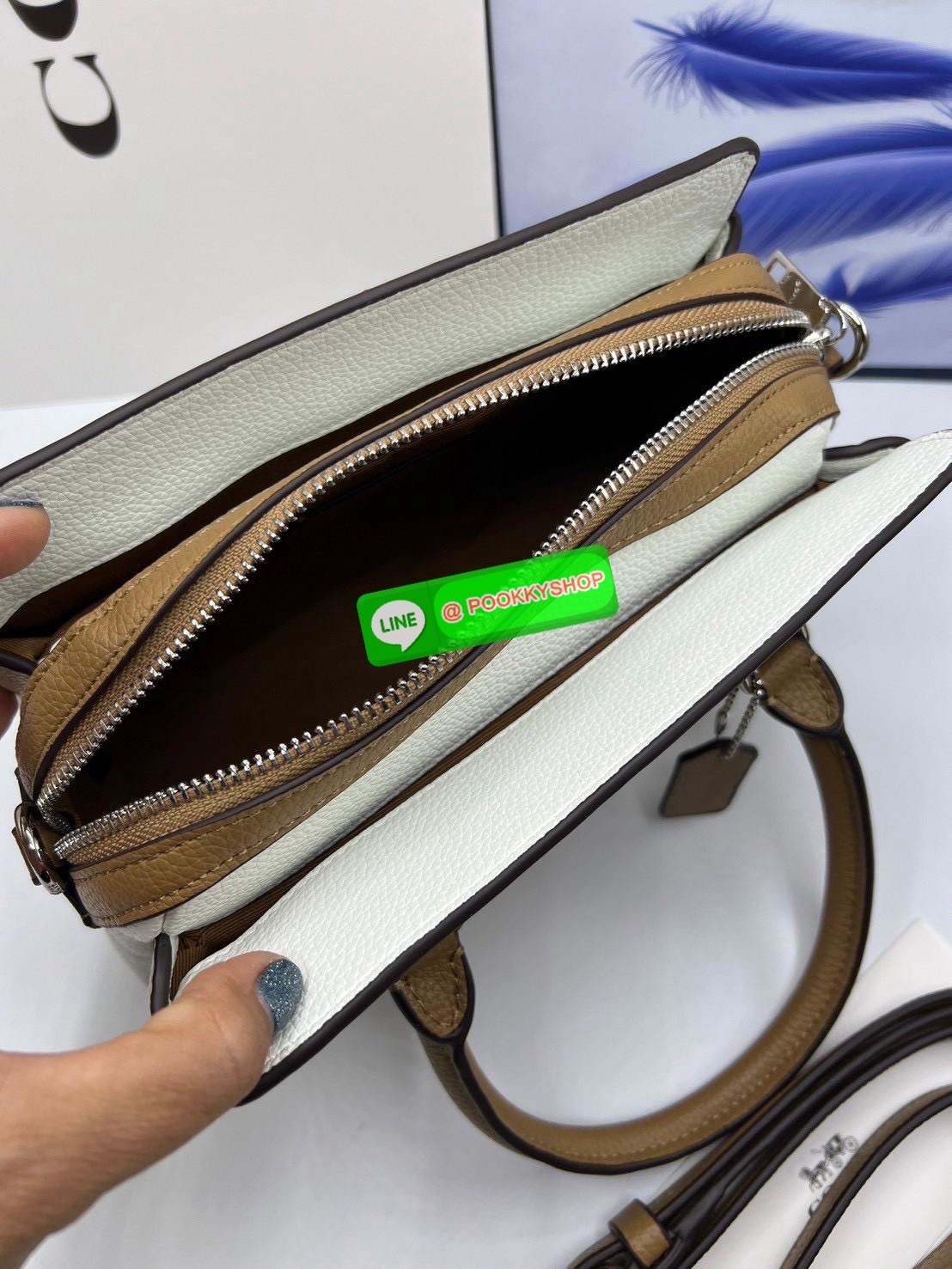 Coach CH289 Mini Darcie Carryall Leather Sandy Beige Multi ลมหายใจใหม่ของความหวานแบบเรียบง่ายในกระเป๋าใบนี้ ถือก็หวาน สะพายก็สุภาพ มิกซ์ง่ายกับทุกชุด ใบนี้ไม่ต้องพยายาม ก็กลายเป็นคนที่มีเสน่ห์ในแบบของตัวเองได้เลยค่ะ