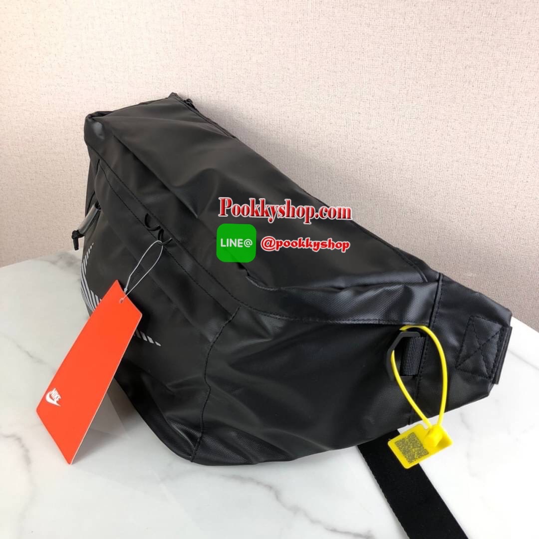 กระเป๋าคาดอก NIKE เปืด - ปิดกระเป๋าด้วยซิป แบ่งเป็น 3 ช่องใหญ่ และมีช่องตาข่าย 2 ช่องเล็กค่ะ สายสะพาย สามารถปรับได้ Free Size ค่ะ