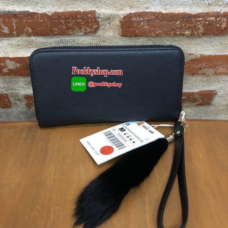 ZARA SAFFIANO BAG กระเป๋าสตางค์ทรงยาว รุ่นฮิต สวยเว่อร์ หนังsaffiano เปิดปิดด้วยซิปรอบ อะไหล่ทองสุดหรู มีพู่ฟรุ้งฟริ้งและสายคล้องมือ พร้อมด้วยถุงผ้าจากช็อป ภายในมีช่องซิปตรงกลางและช่องเสียบบัตร คล้องมือถือเป็นคลัชท์ก็งามคะ Don't missคร้า