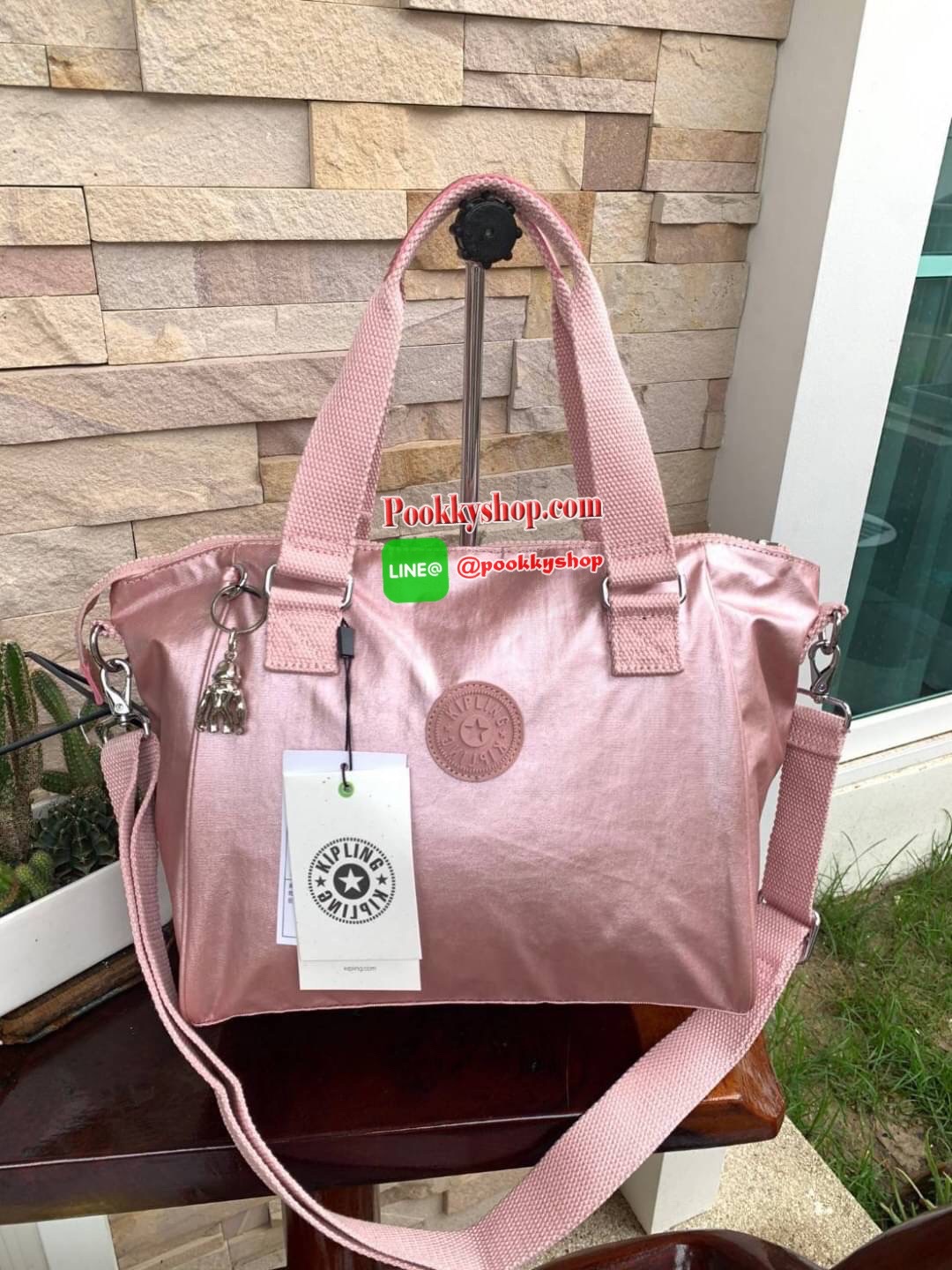 Kipling women’s amiel handbag (k15371) กระเป๋าถือหรือสะพายข้างได้ วัสดุpolyamide100%เปิดปิดกระเป๋าแบบซิปเดียว ภายในมีฐานกว้าง มีช่องซิป ช่องเล็กแยกเป็นสัดส่วนพร้อมสายห้อยกุญแจ ด้านหลังกระเป๋ามีช่องซิปยาวหนึ่งช่องใช้งานได้จริง มาพร้อมสายสะพายถอดออกได้ ปรับ