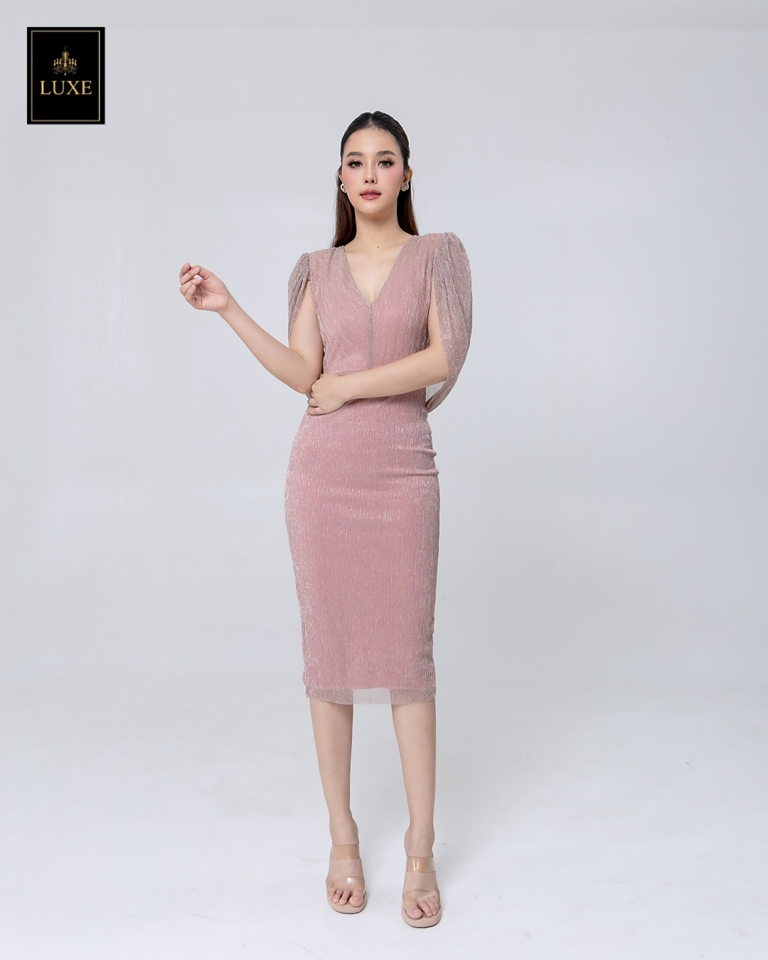 เดรสแฟชั่น เดรสเสื้อวี กระโปรงทรงสอบ มีผ้าคลุมไหล่คอถ่วงด้านหลัง ทำจากผ้าราเม่อัดพลีท