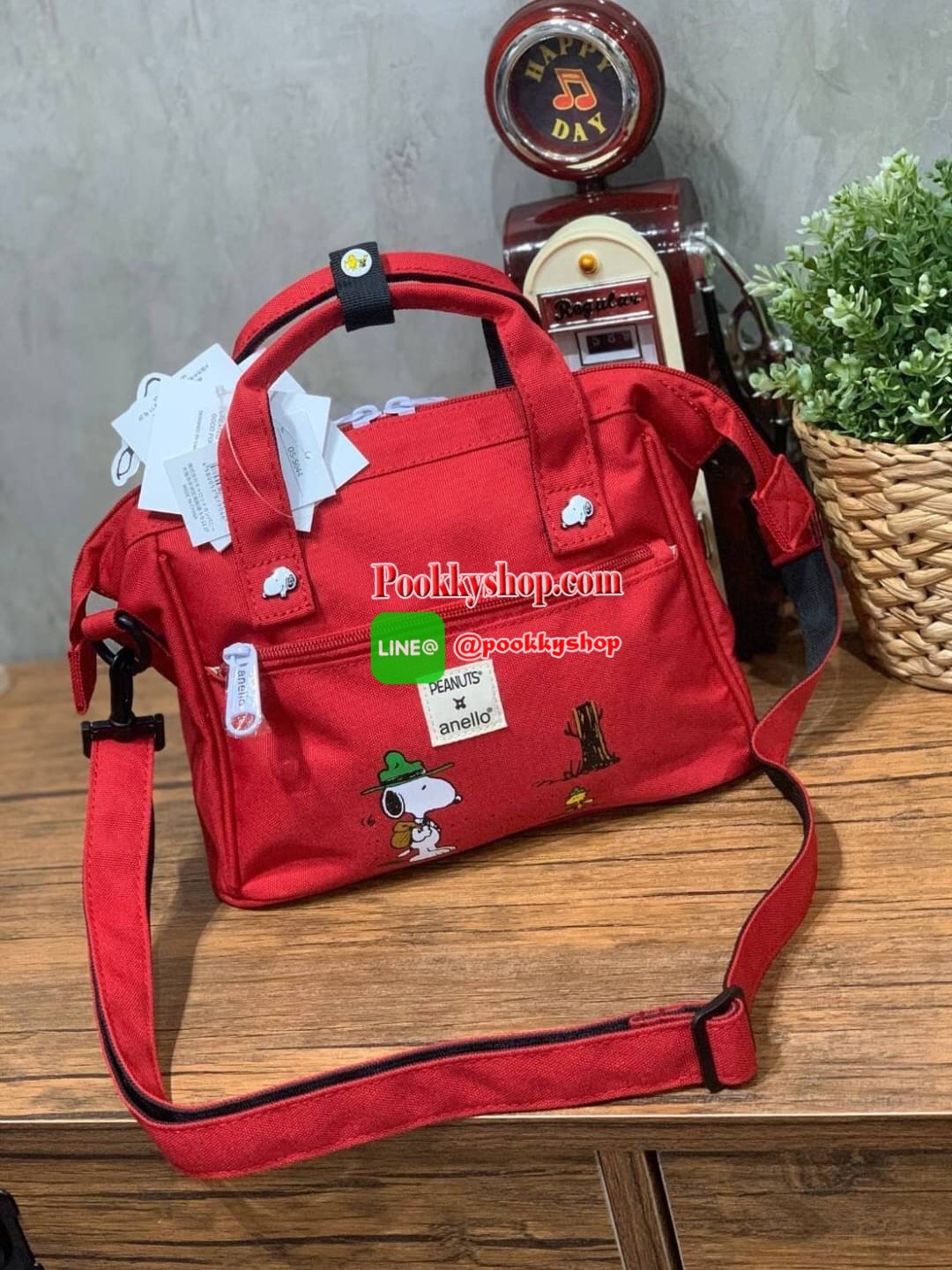 Anello X Peanuts 2 ways Boston regular size(Os-S044) ได้ Collaboration หรือเป็นการร่วมงานกับตัวการ์ตูนสุดคลาสสิคอย่าง Peanuts มานำเสนอโดยเอาคาแลคเตอร์ ในการใช้ชีวิตประจำวัน ที่เหมาะสม มาวางบนตัวกระเป๋า กระเป๋า anello (อเนลโล่) กระเป๋าเป้แบรนด์ของญี่ปุ่น ท