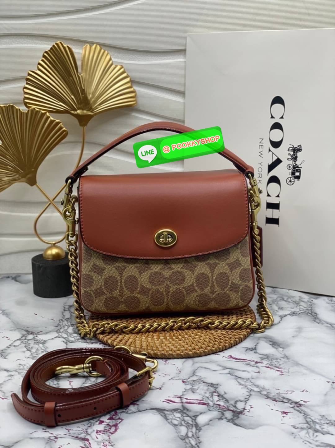 COACH 89089 CASSIE CROSSBODY 19 IN SIGNATURE CANVAS คัมแบ็คแล้วจ้า!! เรียบหรู ดูดี ต้องไอเท็มนี้เลย!! กระเป๋าสะพายข้าง สุดพิเศษ!! มีสายมาให้ถึง 3 แบบ!! สลับใช้แมทช์ตามสไตล์ได้เลย วัสดุหนังแคนวาสสลับหนังแท้ บอกเลยว่าสวยทุกสีนะคอลนี้ เปิด-ปิดด้วยตัวบิดล็อค