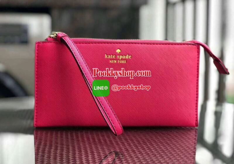 KATE SPADE Wallet Clutch Bag กระเป๋าทรงคลัชสุดคุ้มหนัง Saffiano ด้านหน้ามีโลก้แบรนด์ มาพร้อมสายคล้องมือ เปิดปิดด้วยซิปสะดวกใช้ สามารถใส่แทนกระเป๋าสตางค์ใบยาว ภายในแบ่งออกเป็น3ช่องหลัก มีช่องใส่บัตร เครื่องสำอาง เครื่องเขียน เหรียญ ไส่ไอโฟนพลัส ได้ค่ะ มีกล